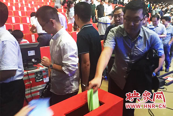 專家、評委、全局干部職工代表現(xiàn)場投票。