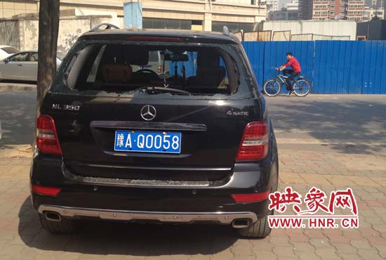 奔馳車夜停路邊被砸，損失萬元以上
