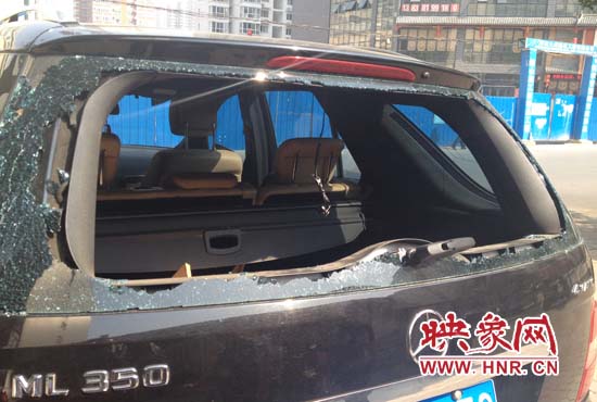 奔馳車夜停路邊被砸，損失萬元以上