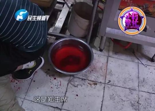 老板竟突然在廚房?jī)?nèi)割腕自殺!發(fā)現(xiàn)意外情況后，小莉趕緊對(duì)傷者進(jìn)行包扎，并撥打了120急救電話。