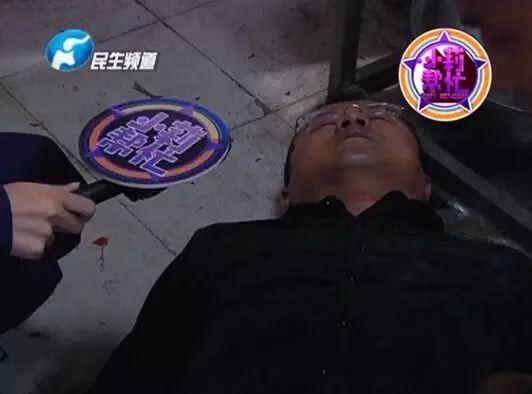 老板竟突然在廚房?jī)?nèi)割腕自殺!發(fā)現(xiàn)意外情況后，小莉趕緊對(duì)傷者進(jìn)行包扎，并撥打了120急救電話。