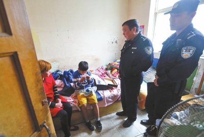 民警將小寶帶到他母親（紅衣女子）的住處，小寶拿出新鞋玩了起來。