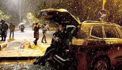 彈琴?gòu)椀绞种付紱](méi)知覺(jué)了，還在一首又一首地唱。