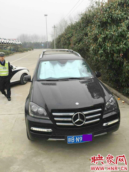 江西男子奔馳車中睡覺(jué)一氧化碳中毒，周口高速交警及時(shí)發(fā)現(xiàn)。