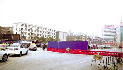 試圍擋后，車輛從西向東緩慢通行