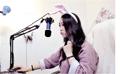 在一次直播中，小米戴上兔子頭飾，向網(wǎng)友賣萌