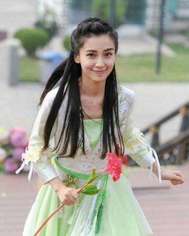 但是和倪妮站在一起，黑了一個色號，整個人都有點(diǎn)黯淡了。