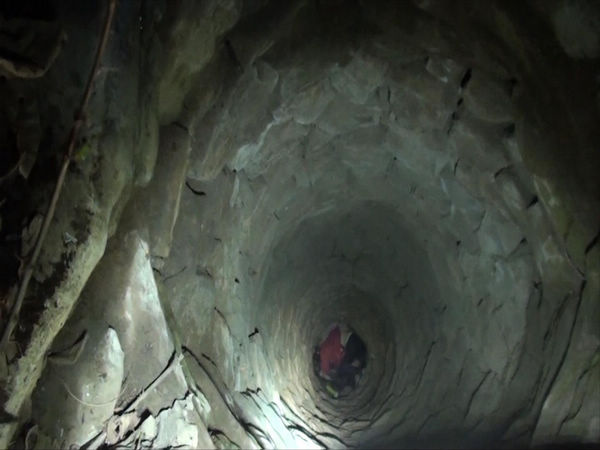 險(xiǎn)！女子凌晨墜入15米深井 命懸一線