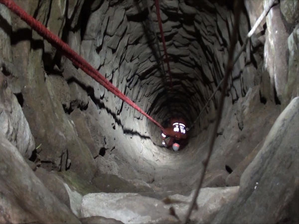 險(xiǎn)！女子凌晨墜入15米深井 命懸一線