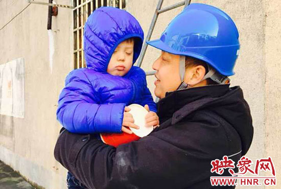 電工抱起孩子時(shí)，孩子還在睡。