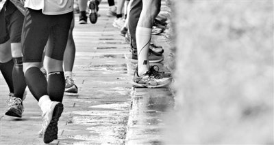 昨日，2013年北京馬拉松，因流動廁所和公廁有限，很多選手都“就地解決”，地面上“水”流成河。