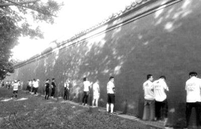 網(wǎng)友上傳的“北馬”選手集體“尿紅墻”圖片。