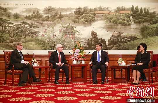 10月23日，中國(guó)國(guó)家主席習(xí)近平在北京釣魚臺(tái)國(guó)賓館會(huì)見清華大學(xué)經(jīng)濟(jì)管理學(xué)院顧問委員會(huì)海外委員。