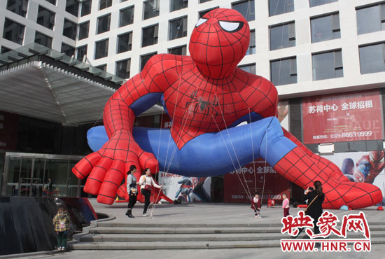 有不少家長(zhǎng)帶著孩子來湊個(gè)熱鬧