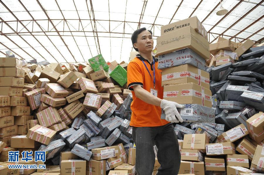 　11月11日，在圓通公司廣州一處分揀站，工作人員加緊處理堆積如山的快件。