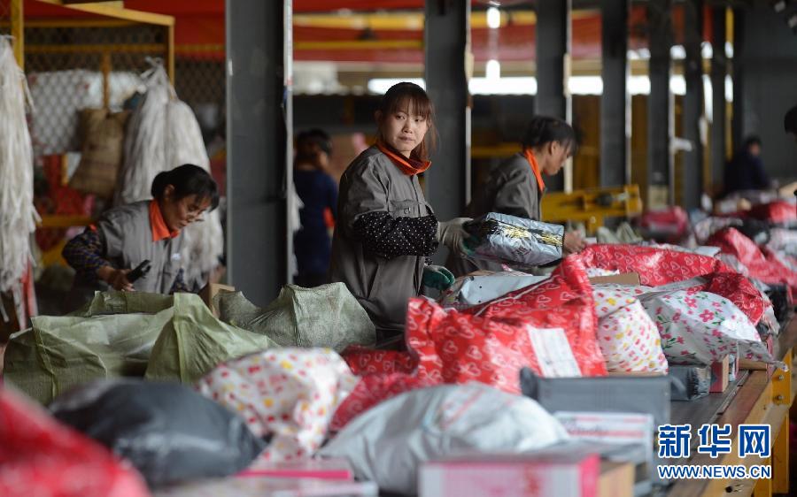 11月11日，一家快遞公司的工作人員正在分揀快件。