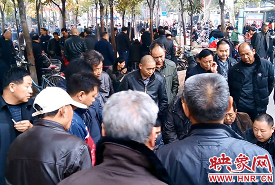 鄭州大石橋立交橋下人頭攢動(dòng)