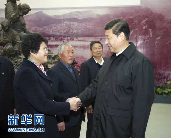 25日上午，習(xí)近平在臨沂華東革命烈士陵園參觀沂蒙精神展并會見當(dāng)?shù)叵冗M(jìn)模范和當(dāng)年支前模范后代代表。