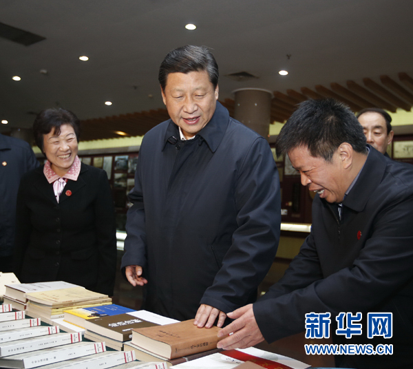 26日上午，習(xí)近平在孔子研究院參觀考察。新華社記者鞠鵬 攝