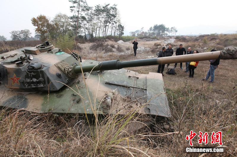 12月4日，浙江臺州，人們在坦克前圍觀。