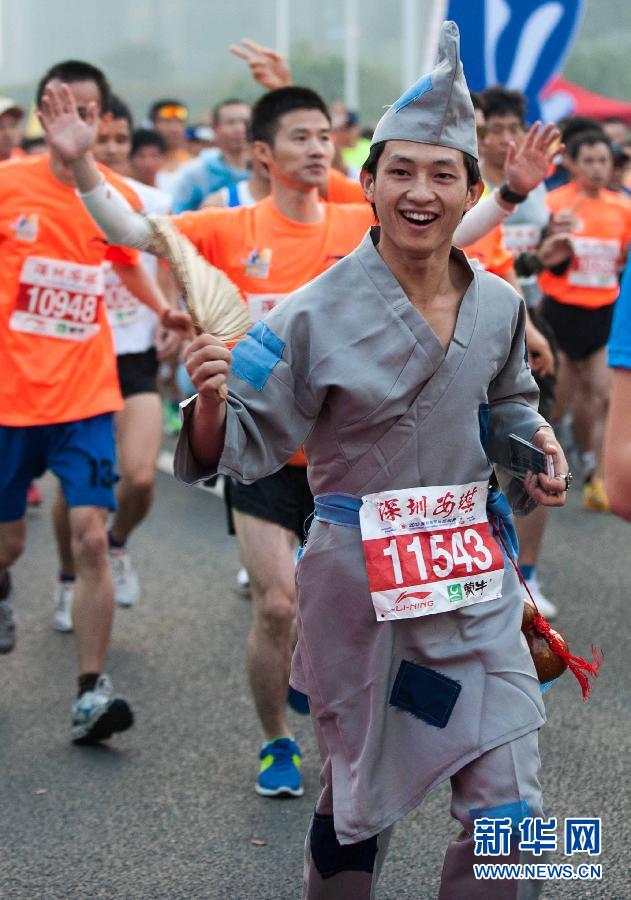 12月8日，一名選手身著“濟(jì)公”服裝參加比賽。