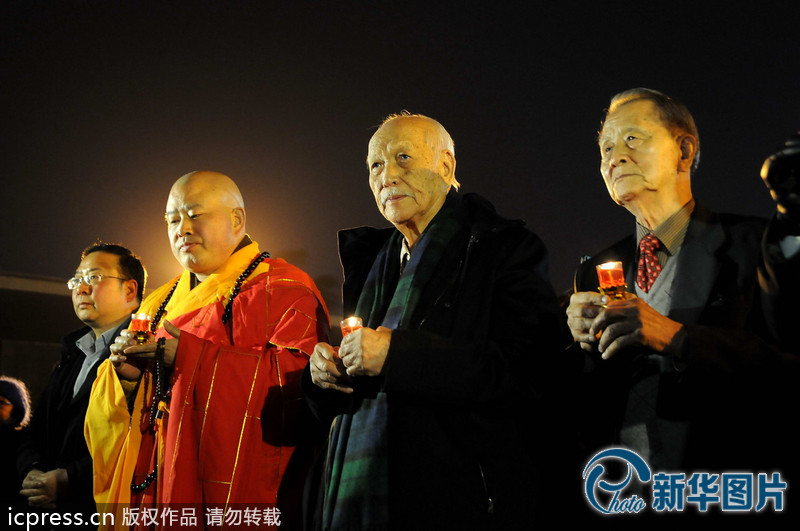 “為南京大屠殺遇難者守靈儀式暨和平燭光祭”活動(dòng)在侵華日軍南京大屠殺遇難同胞紀(jì)念館祭場(chǎng)舉行。