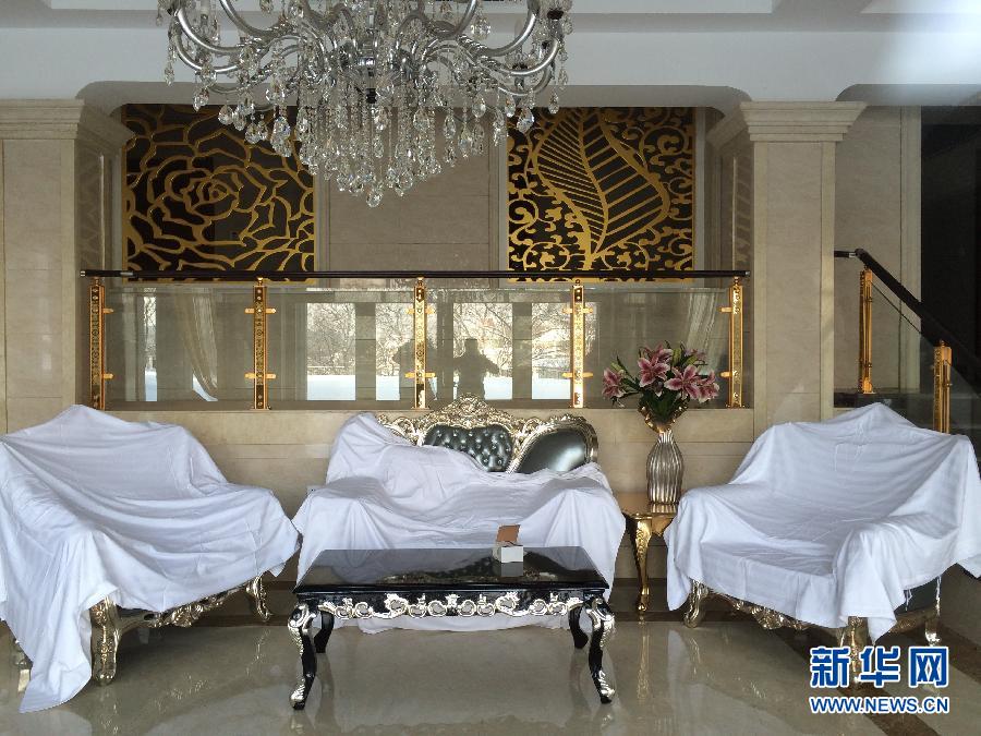 鏡泊湖畔麗日山莊里的豪華沙發(fā)（2013年12月9日攝）。新華社記者程子龍攝