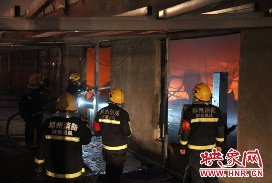 消防官兵正在現(xiàn)場進(jìn)行滅火 消防官兵正在現(xiàn)場進(jìn)行滅火