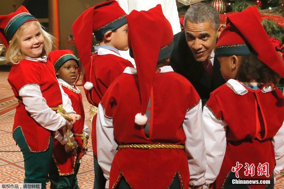 奧巴馬全家錄制圣誕節(jié)目 與“小矮人”互動(dòng)其樂(lè)融融