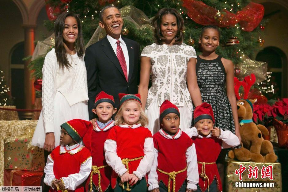 奧巴馬全家錄制圣誕節(jié)目 與“小矮人”互動(dòng)其樂(lè)融融