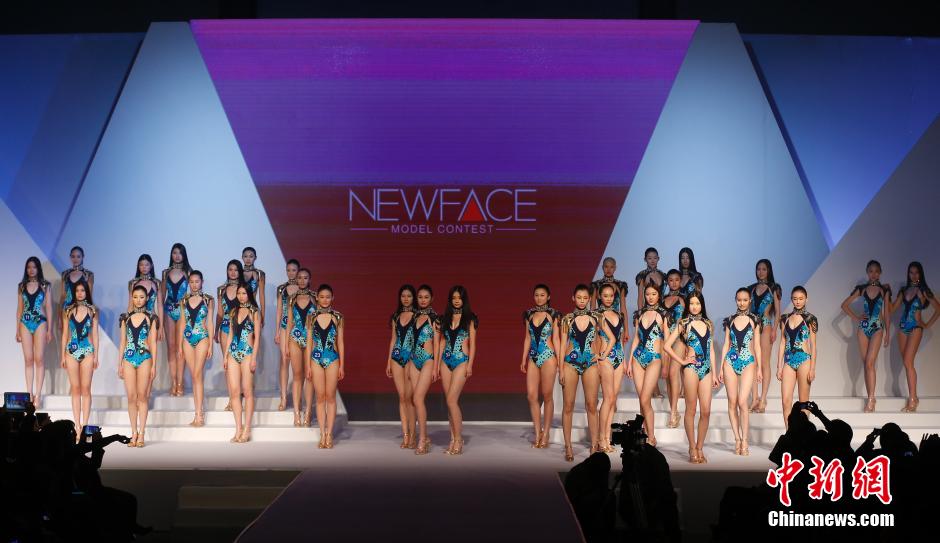 新面孔中國模特大賽總決賽 選手戴口罩呼喚環(huán)保 新面孔中國模特大賽總決賽 選手戴口罩呼喚環(huán)保