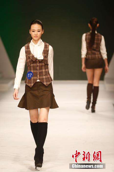 新面孔中國模特大賽總決賽 選手戴口罩呼喚環(huán)保 新面孔中國模特大賽總決賽 選手戴口罩呼喚環(huán)保