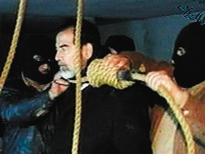 警衛(wèi)給薩達姆套上絞刑工具。