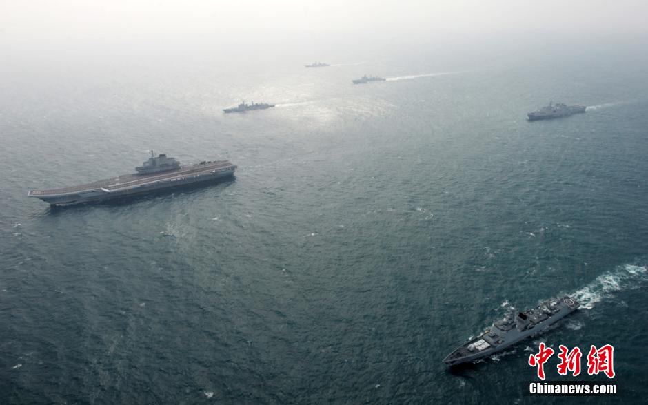 圖為遼寧艦與水面艦艇進行協(xié)同訓練。中新社發(fā) 胡鍇冰 攝