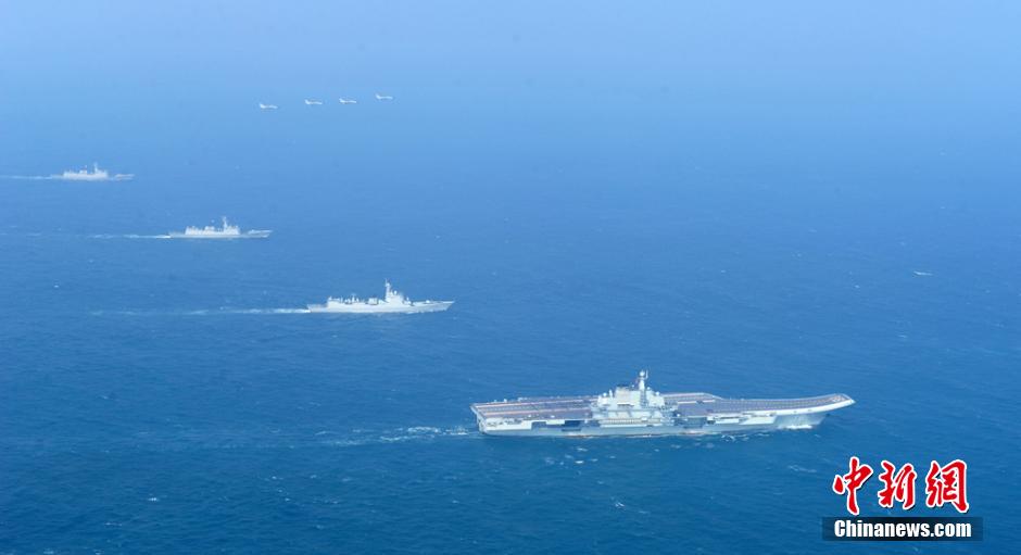 圖為遼寧艦與水面艦艇、飛機進行協(xié)同訓練。中新社發(fā) 胡鍇冰 攝