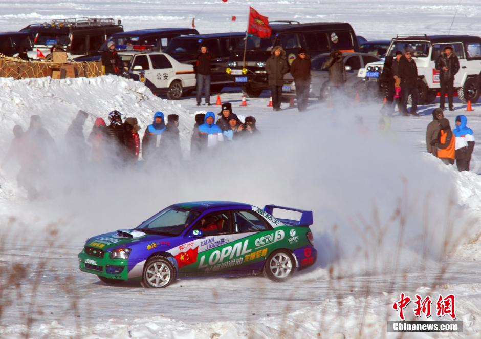 圖為參加“飛越冰河”大型體育極限運(yùn)動挑戰(zhàn)賽事的選手在冰封的黑龍江上進(jìn)行冰雪飛車漂移。中新社發(fā) 邱齊龍