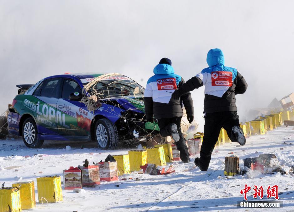 謝雨均駕駛賽車在黑龍江黑河段飛越冰河。中新社發(fā) 邱齊龍 攝