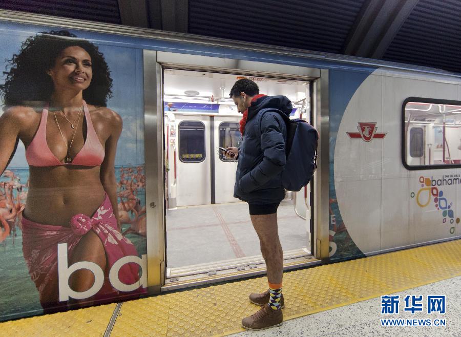 1月12日，在加拿大多倫多，一名只穿著內(nèi)褲的男子在車站等候地鐵。