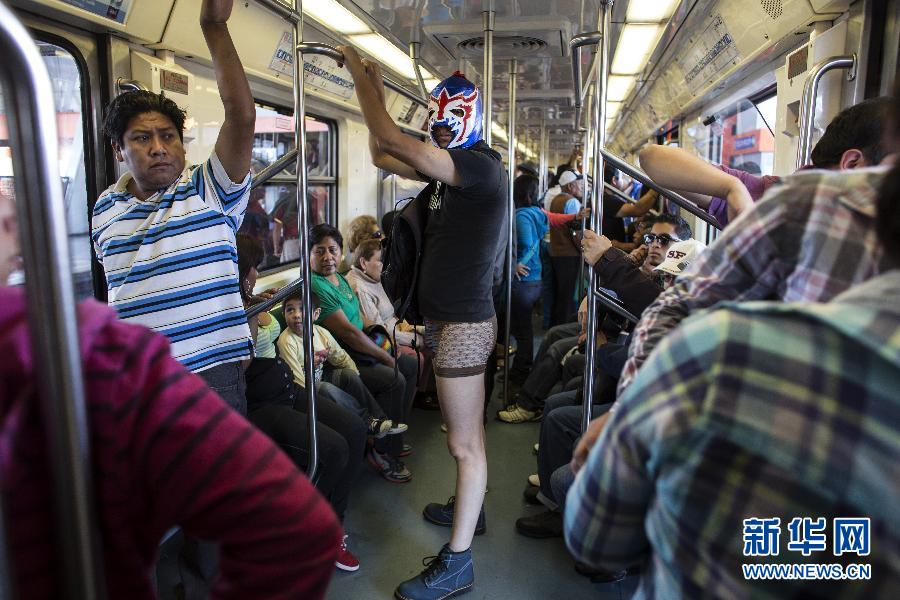 一名參加不穿褲子搭地鐵活動(dòng)的男子站在地鐵車廂內(nèi)。