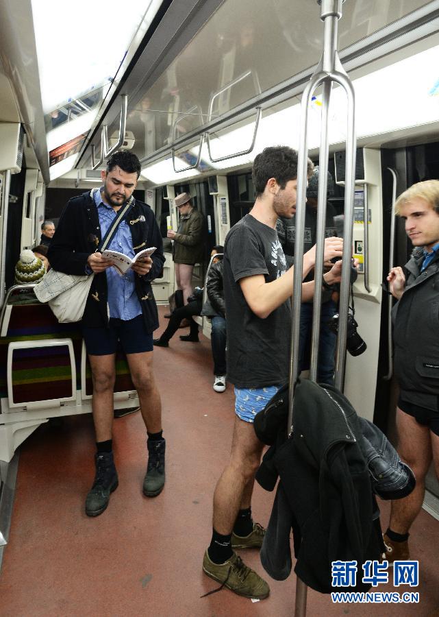 1月12日，在橫貫巴黎東西部的1號(hào)線地鐵車廂里，乘客只穿一條內(nèi)褲搭乘地鐵。