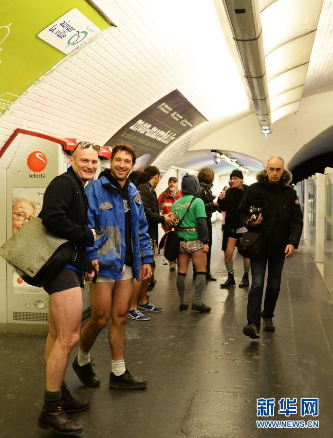 1月12日，在橫貫巴黎東西部的1號(hào)線地鐵車廂里，乘客只穿一條內(nèi)褲搭乘地鐵。