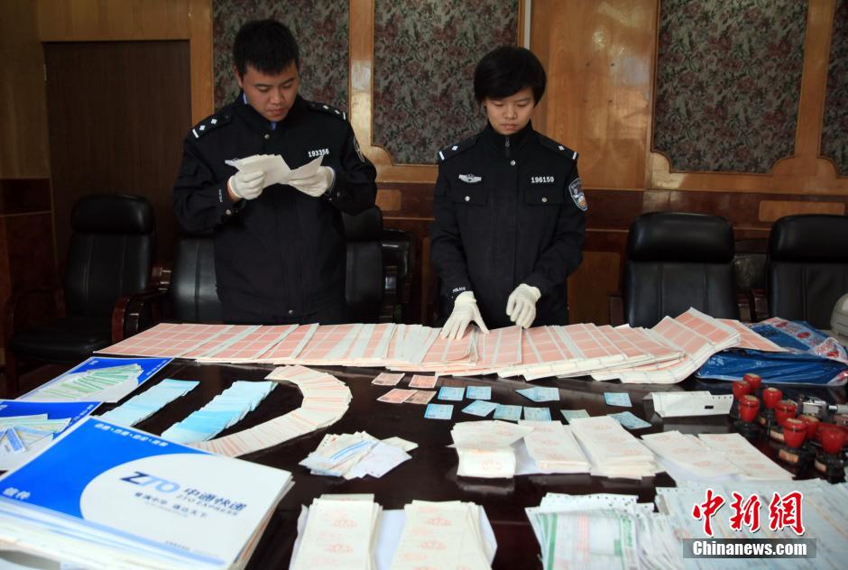 圖為查獲大量假火車票和制販工具（資料圖片）。