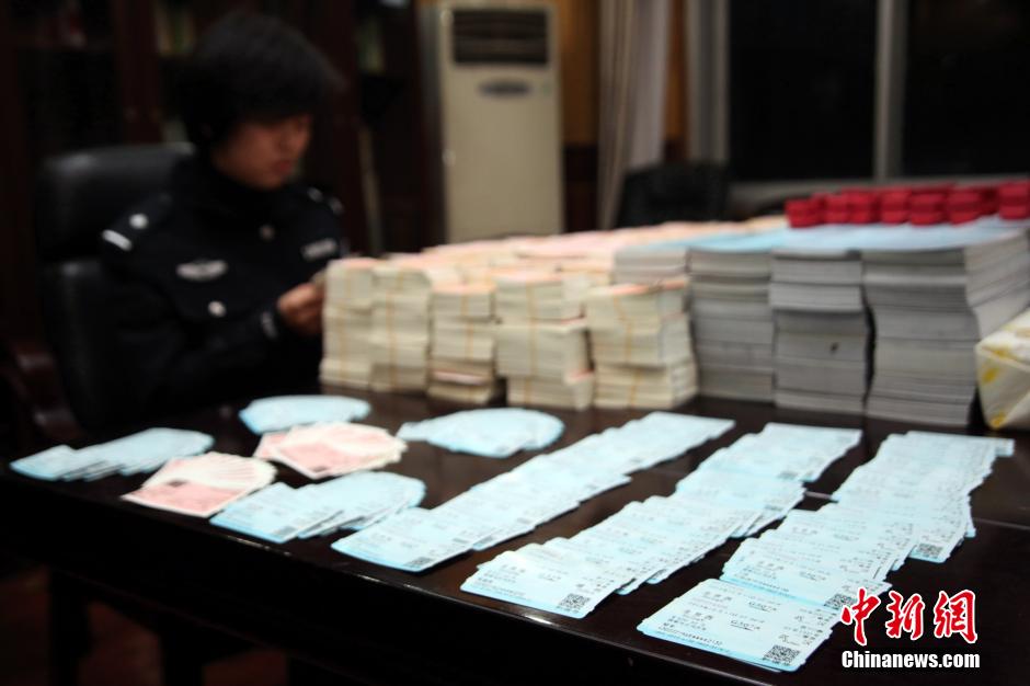 圖為查獲大量假火車票和制販工具（資料圖片）。