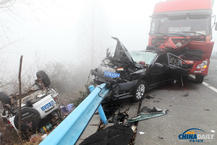 事故現(xiàn)場(chǎng)?；荼?攝