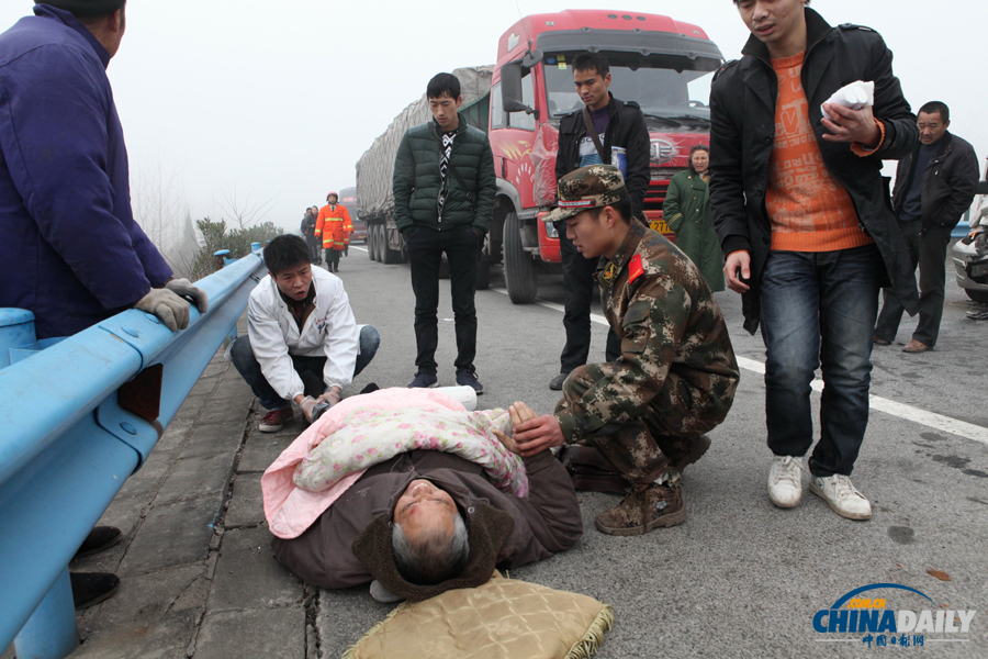 一名受傷群眾被救出?；荼?攝