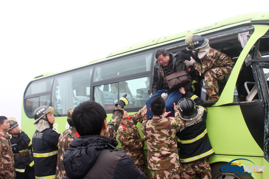 消防人員現(xiàn)場(chǎng)施救?；荼?攝