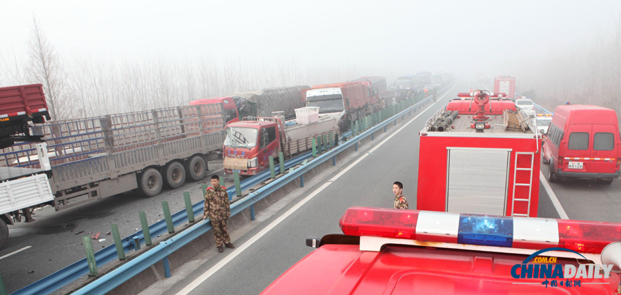 消防人員抵達(dá)事故現(xiàn)場(chǎng)。惠斌 攝