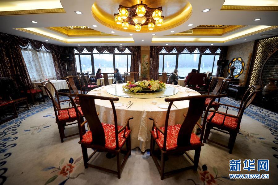 　1月15日，游客在北京紫竹院公園內(nèi)的問月樓喝茶聊天。