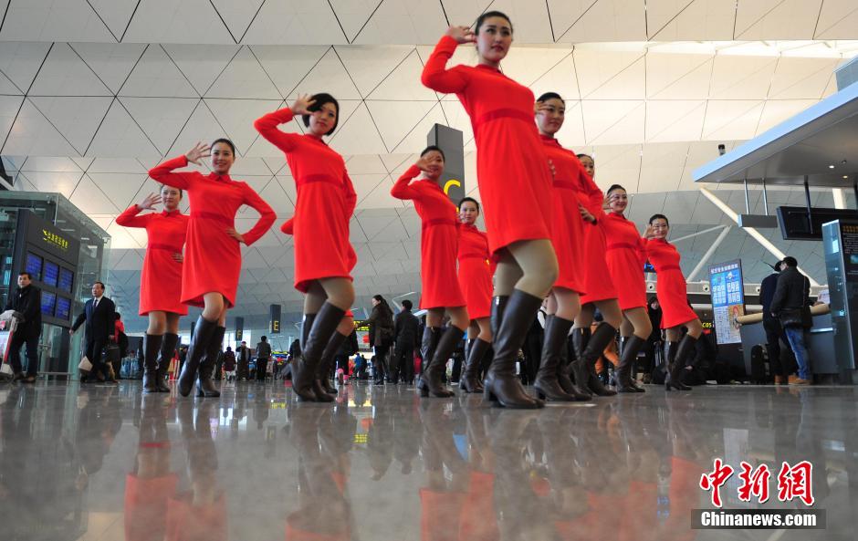 1月23日，機場工作人員在跳“快閃”舞蹈。
