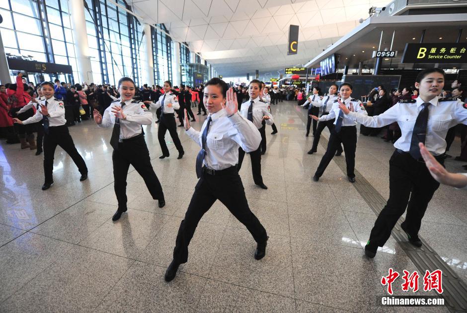 1月23日，機場工作人員在跳“快閃”舞蹈。